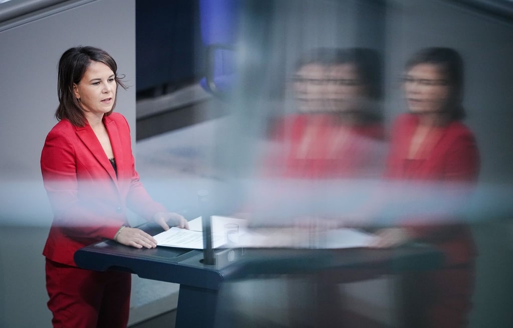 Annalena Baerbock (Bündnis 90/Die Grünen), Außenministerin, spricht im Bundestag zu den Abgeordneten.
