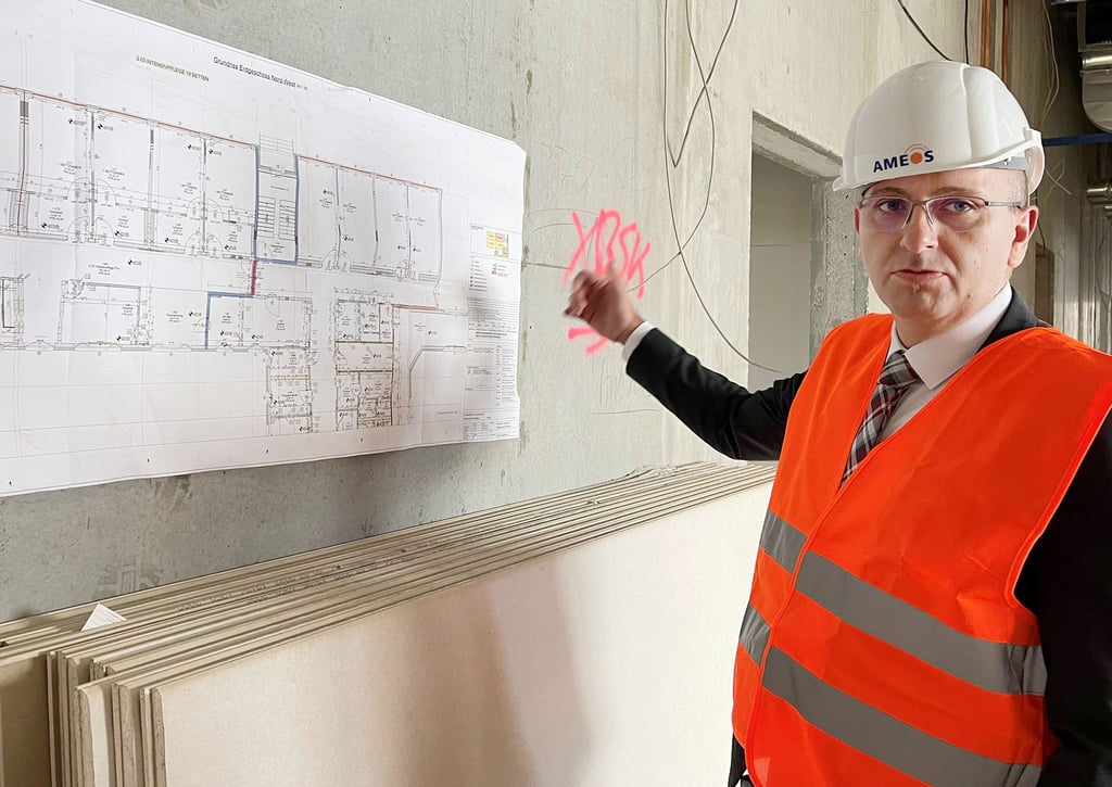 Freddy Eppacher bei einem Rundgang im Krankenhaus-Neubau in Schönebeck. Der Regionalgeschäftsführer Ameos Ost spricht in der derzeitigen krise von nie da gewesenen Existenzängsten