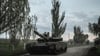 Ukrainische Soldaten fahren einen Panzer auf dem Weg nach Sewersk.