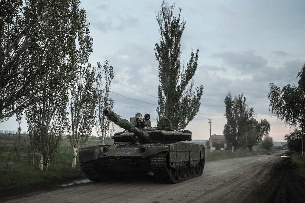 Ukrainische Soldaten fahren einen Panzer auf dem Weg nach Sewersk.