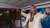 Michael Thomas als Richie Bravo lässt sich in „Rimini“ feiern.