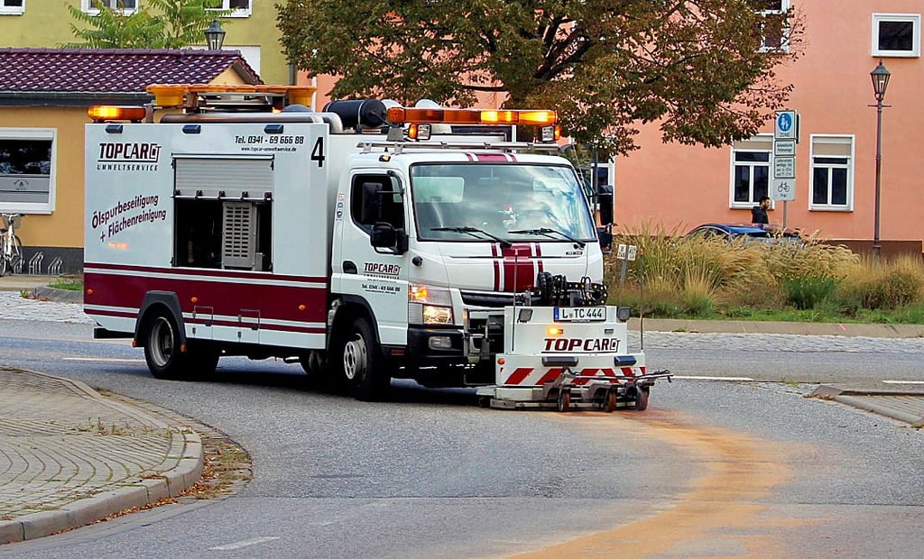 Nach dem Feuerwehreinsatz übernahm eine Fachfirma die restliche Beseitigung der Dieselspur in der Hornhäuser Straße.