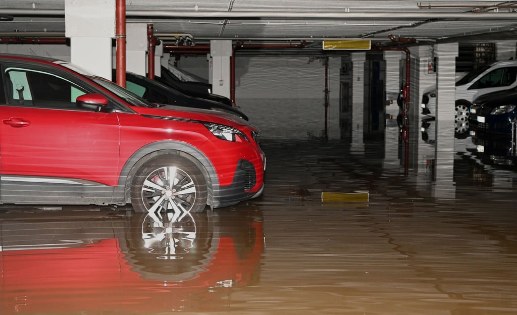Fahrzeuge stehen in einer Tiefgarage in der Gotlindestraße in Lichtenberg in Wasser.