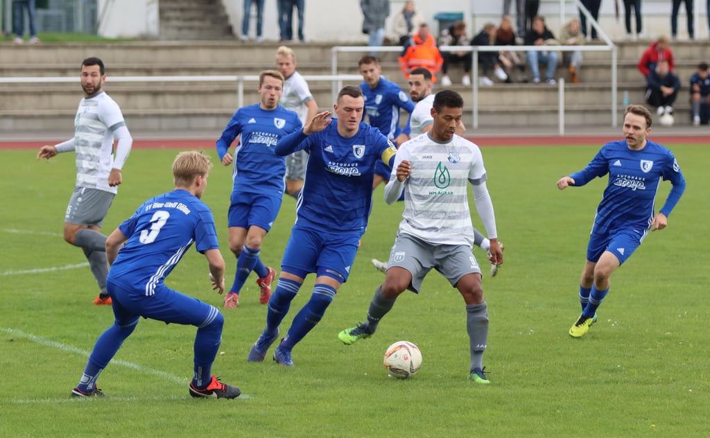 VfB Sangerhausens Kevin Schäffner (am Ball) konnte gegen Dölau keinen Treffer erzielen.