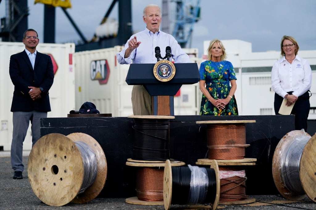 US-Präsident Joe Biden hält im Beisein von First Lady Jill Biden (2.v.r), Pedro Pierluisi, Gouverneur von Puerto Rico, und FEMA-Administratorin Deanne Criswell eine Rede zum Hurrikan „Fiona“.