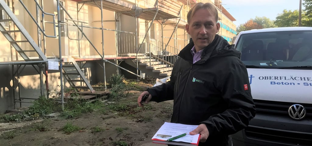 Wobau-Chef Christian Märtens besichtigt den Fortschitt an der Lindenallee.