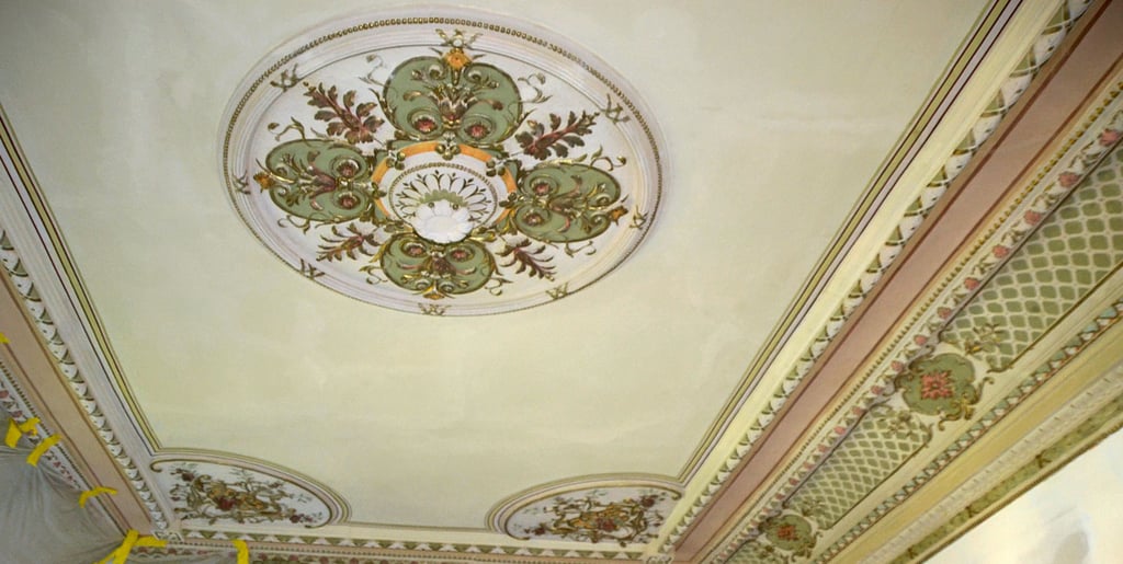 Sanierung im Denkmal heißt auch, Wertvolles zu erhalten. Dazu gehört diese polychrome Decke.