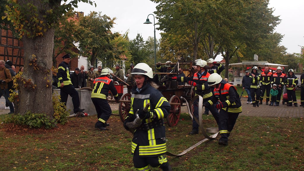 Feier bei Arendsee Wasser marsch Feuerwehr seit 100 Jahren in Neulingen