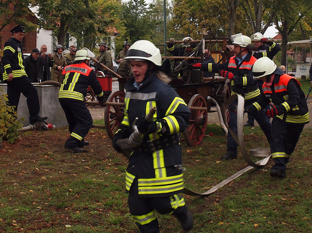 Feier bei Arendsee Wasser marsch Feuerwehr seit 100 Jahren in Neulingen