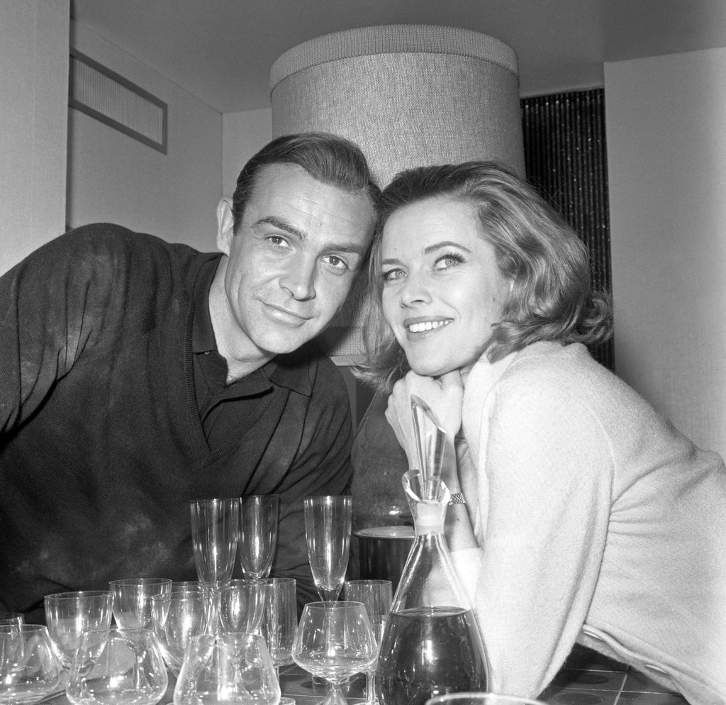 Sean Connery und Honor Blackman bei den Dreharbeiten zum James-Bond-Klassiker „Goldfinger“ (1964).
