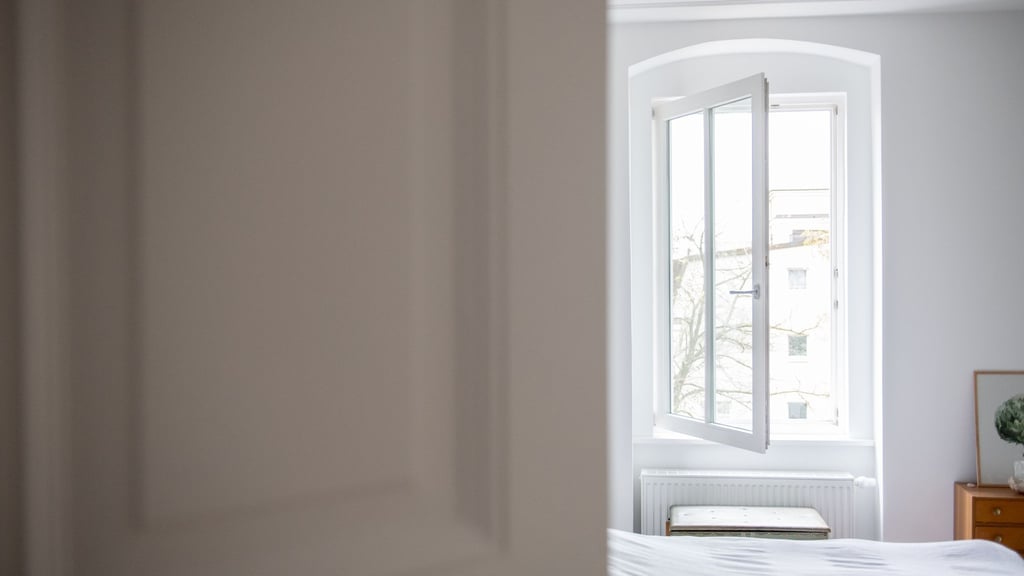 Stoßlüften ist wichtig, auch wenn es draußen sehr kalt ist - es reicht aber das Fenster kurz weit zu öffnen.