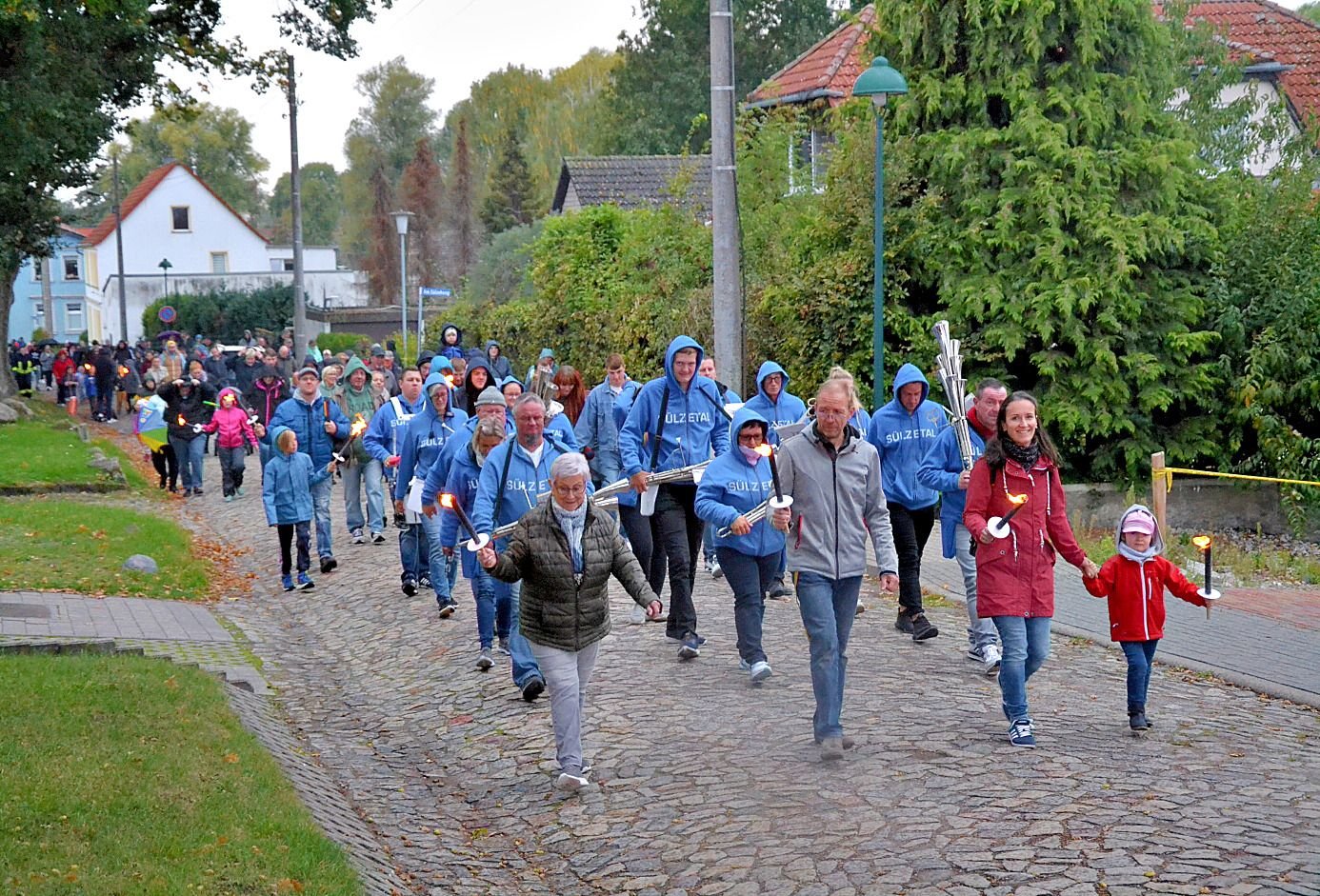 Dorffest: Dodendorf feiert Tag der Einheit mit Fackelzug