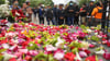 Vor dem Kanjuruhan-Stadion wurden in Gedenken an die Opfer Blumen gestreut.