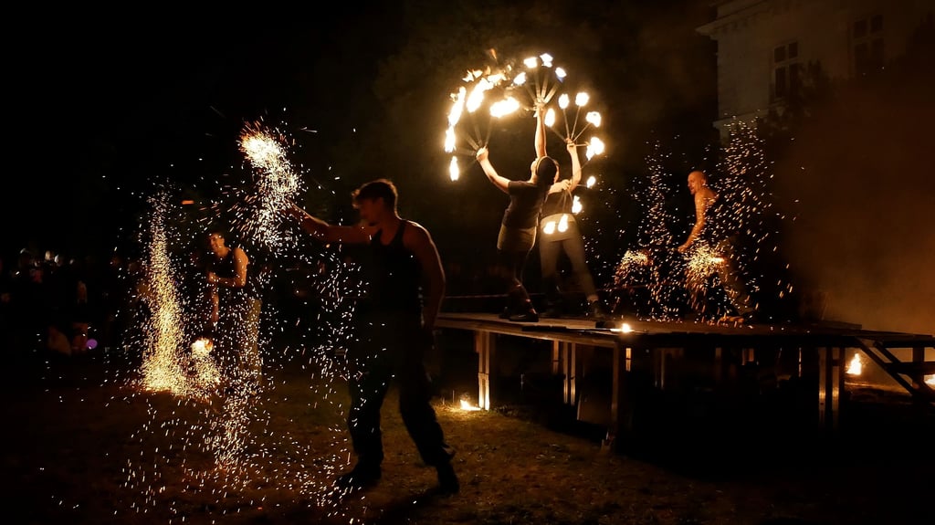 Die Feuershow vor dem Weteritzer Gutshaus war sehr beeindruckend.