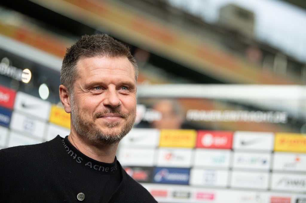 Bayerns Trainer Alexander Straus lächelt vor dem Spiel.