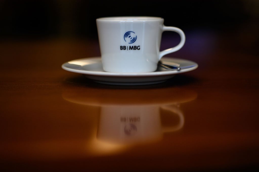 "BB MBG" ist auf einer Tasse der Bürgschaftsbank Sachsen-Anhalt zu lesen.