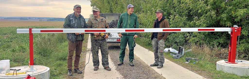 Mitglieder der Ummendorfer Jagdgenossenschaft montierten jeweils eine Schranke nahe den zwei Feldwegeinmündungen beiderseits der B 245.