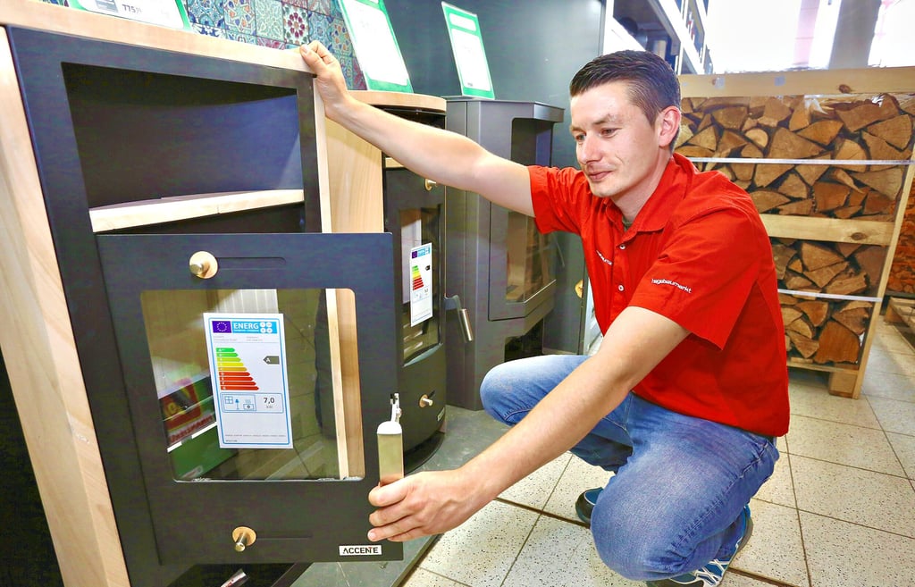 Florian Föhse vom Hagebaumarkt in Bernburg freut sich über die neue Lieferung von Öfen. Die Nachfrage danach ist riesig.