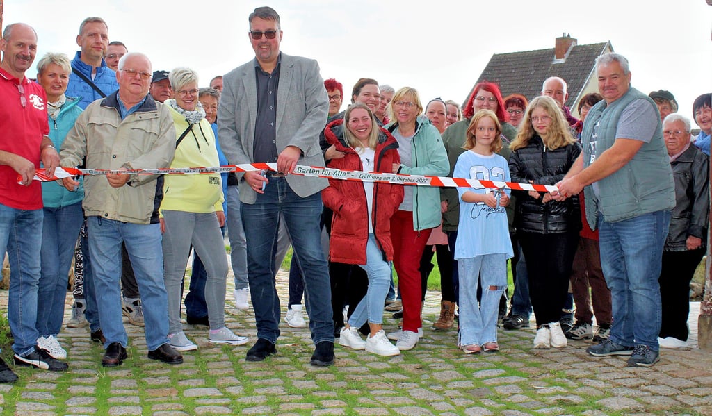 Ernst Körtge, Ortsbürgermeister Mathias Stempor und Leonie – drei Ackendorfer Generationen eröffneten zum Tag der Region mit einem Scherenschnitt gemeinsam den „Garten für alle“ hinter dem Feuerwehrgerätehaus. Möge er allen viel Erholung bringen.