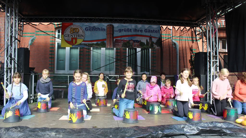 Trommeln für die gute Stimmung: Kinder aus dem DRK-Hort der Uhlandschule bei der 850-Jahr-Feier.