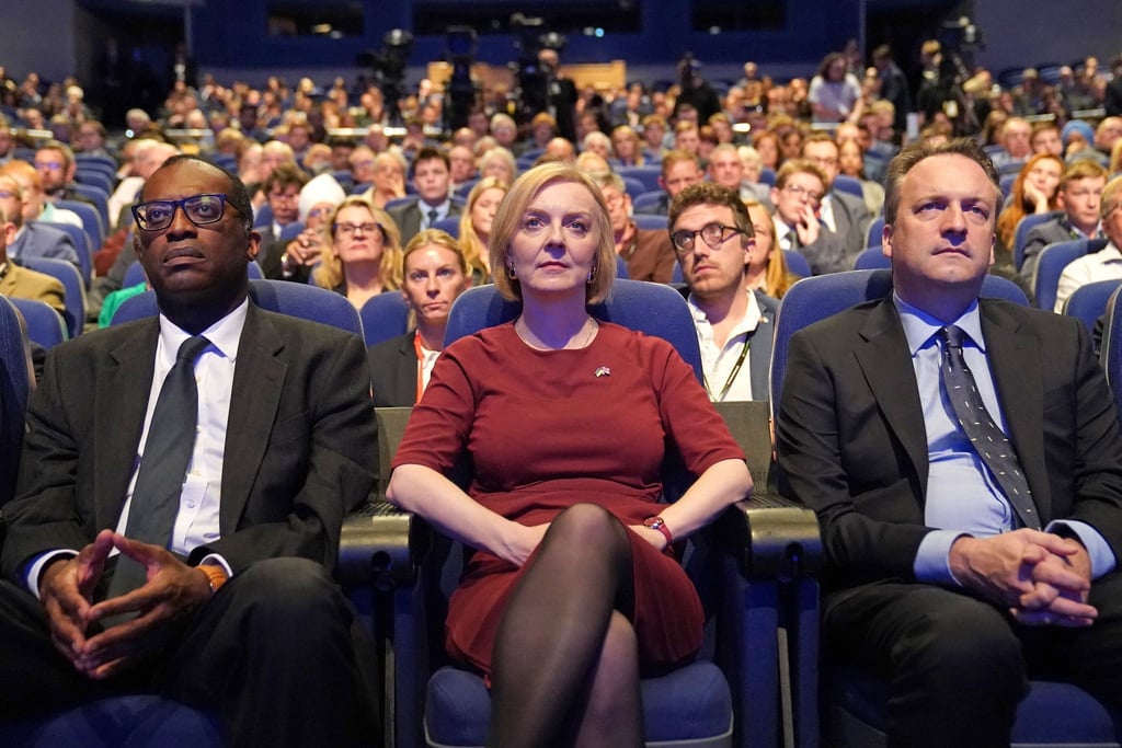 Kwasi Kwarteng (l-r), Finanzminister von Großbritannien, Liz Truss, Premierministerin von Großbritannien, und ihr Ehemann, Hugh O'Leary, nehmen an der Jahreskonferenz der Konservativen Partei im International Convention Center teil.