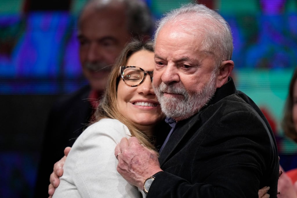 Luiz Inacio Lula da Silva umarmt seine Frau Rosangela.
