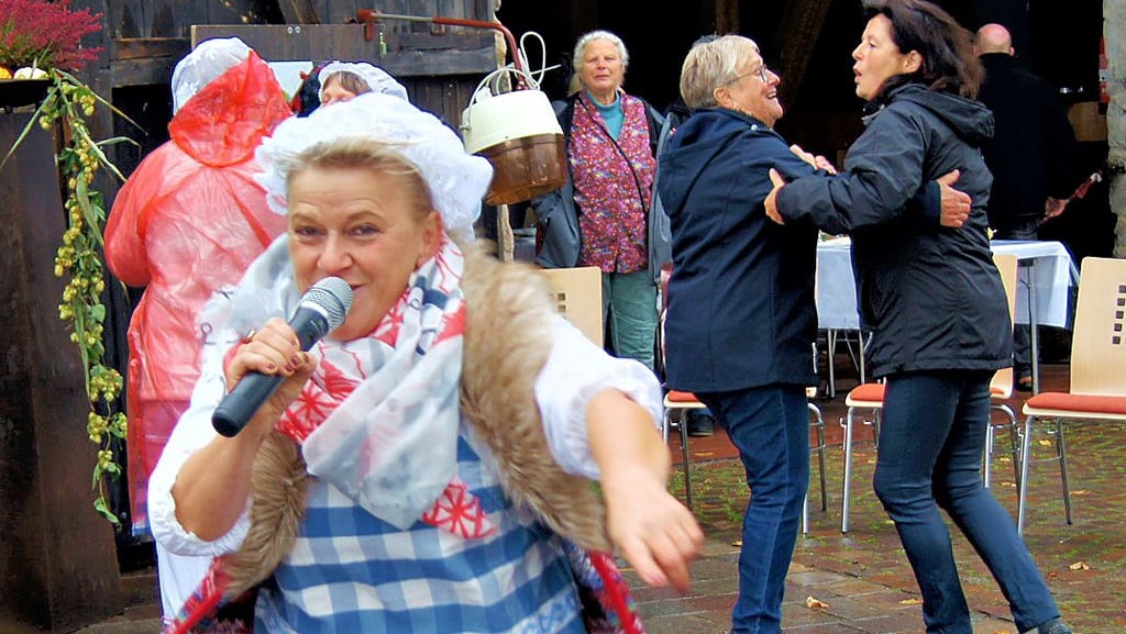 Doreen Katzorke von der Groß Ammensleber Theatergruppe weiß mitzureißen. Leider gab es wenige, die das erleben konnten.