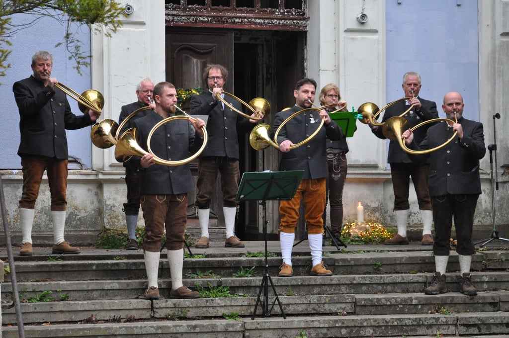 Zwei Lieder konnten die Parforchornbläser um Rüdiger Kass (vorn rechts) noch trockenen Hauptes zu Beginn des Festivals in Weteritz präsnetieren.