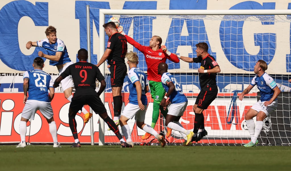 Geht immer volles Risiko: FCM-Keeper Dominik Reimann, hier gegen Regensburgs Andreas Albers, der die drittmeisten Schüsse im Unterhaus hält.
