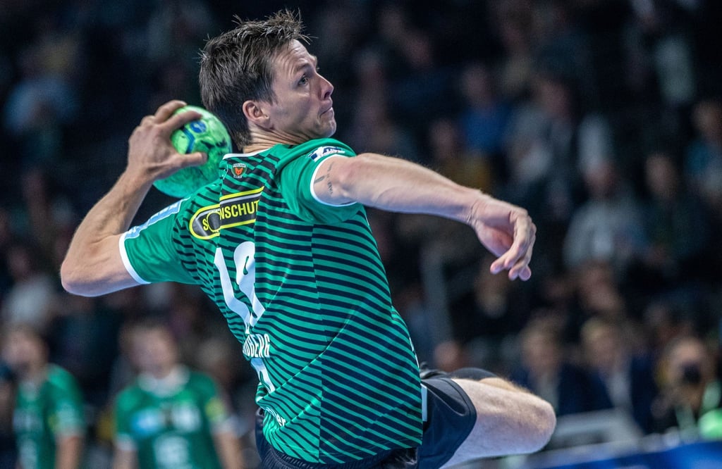 Berlins Hans Lindberg wirft den Ball auf das Tor.