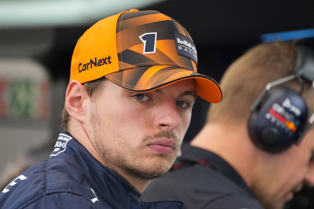 Red-Bull-Pilot Max Verstappen aus den Niederlanden steht an der Rennstrecke in Singapur.