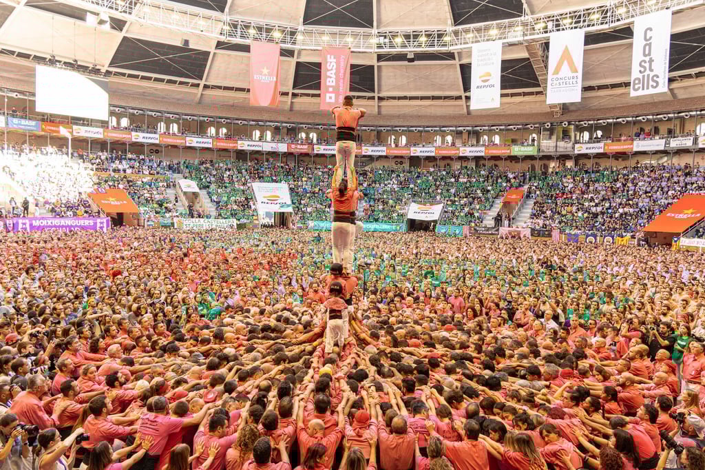 Teilnehmerinnen und Teilnehmer nehmen am zweiten Tag des Wettbewerbs der „Castells“ (Menschenpyramiden) in Katalonien teil.