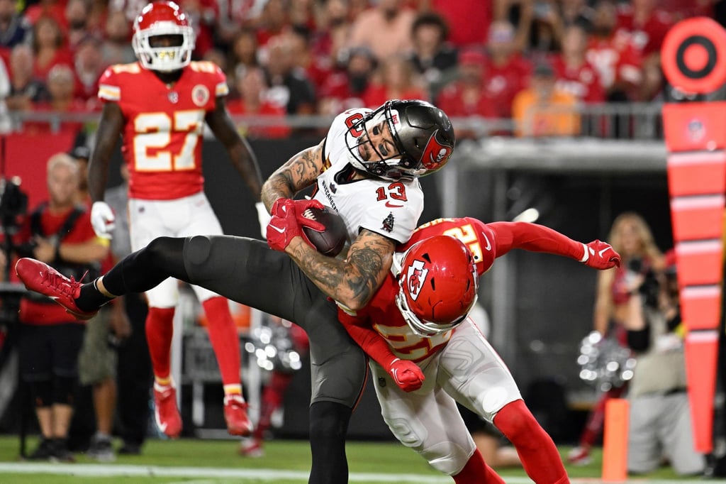 Wide Receiver Mike Evans (13) von den Tampa Bay Buccaneers erzielt einen Touchdown gegen Juan Thornhill (22) von den Kansas City Chiefs.