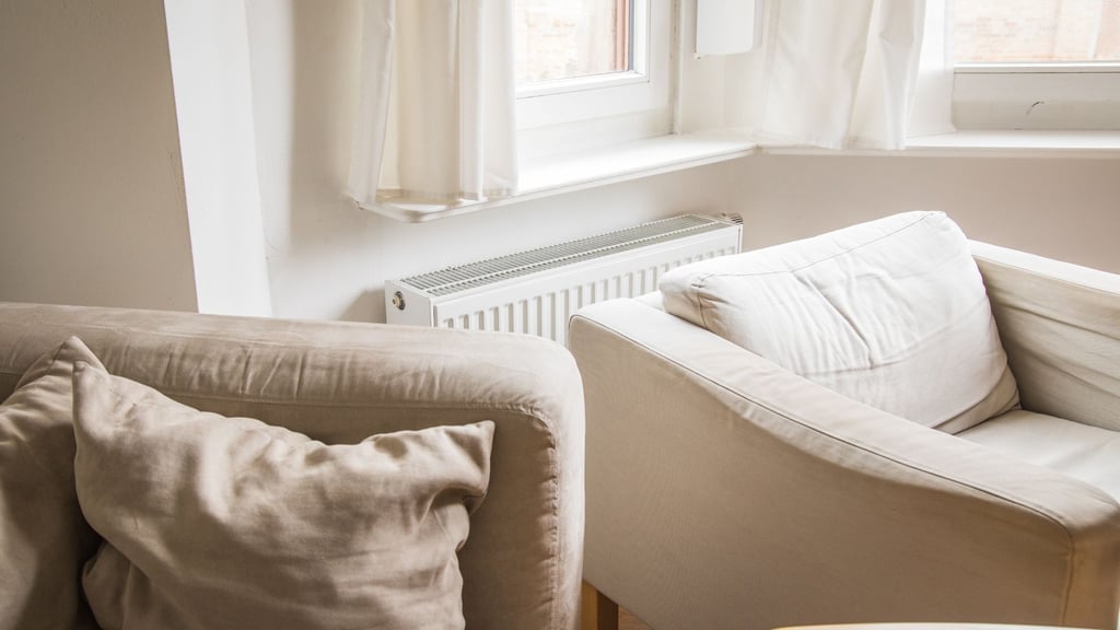 Ein Sofa sollte rund 30 Zentimeter von den Heizkörper entfernt stehen, damit deren Wärme sich gut verteilen kann.