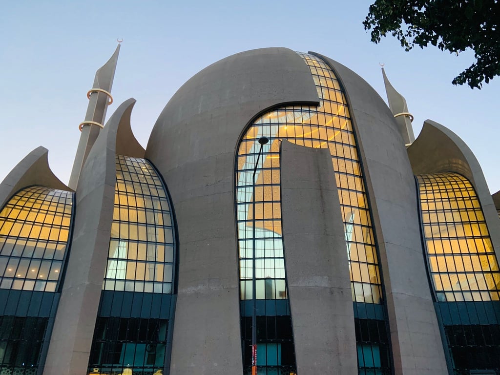Die Zentralmoschee in Köln-Ehrenfeld. Schon bald sollen Muezzins zum Gebet rufen dürfen.