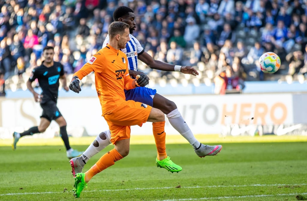 Torwart Oliver Baumann von TSG Hoffenheim kämpft gegen Berlins Wilfried Kanga (r) um den Ball.