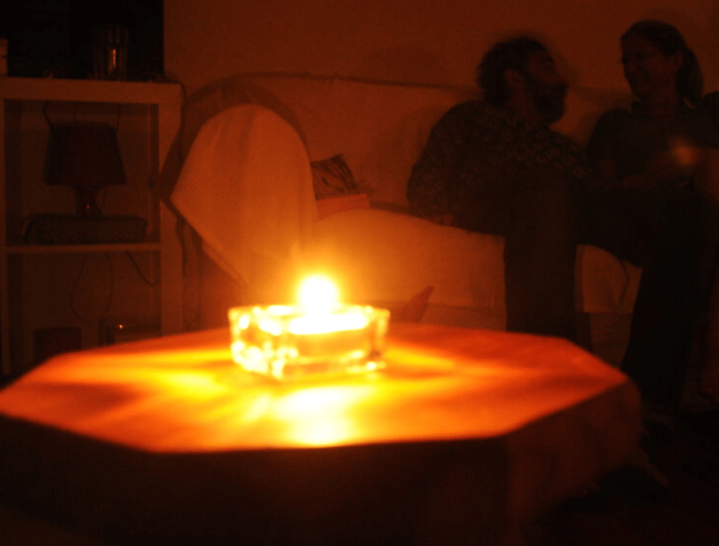 Für das Szenario Stromausfall empfiehlt der Bund Kerzen und Batterien zu Hause zu haben.