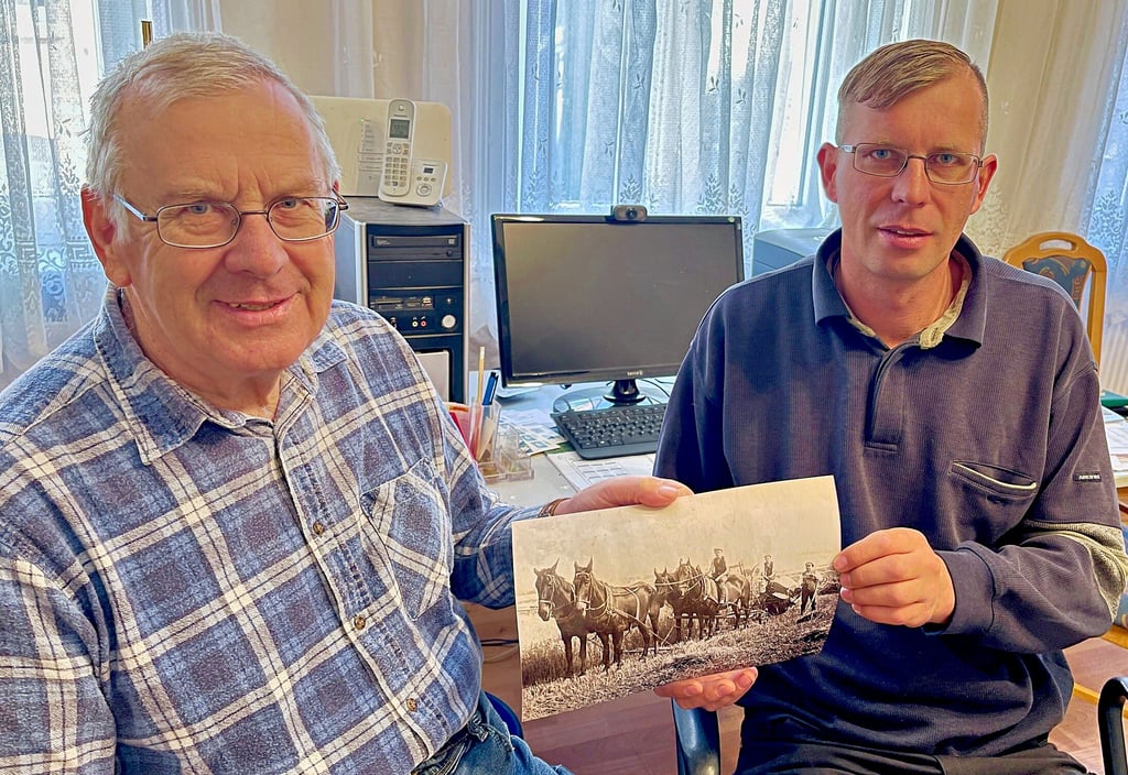 Manfred und Daniel Behrens blicken mit ihrem Schwanebecker Familienbetrieb auf eine mehr als 100-jährige Tradition zurück.   Sie sind heute technisch gut aufgestellt, blicken aber mit Sorge und Fragen auf einige Entwicklungen in der Landwirtschaft.