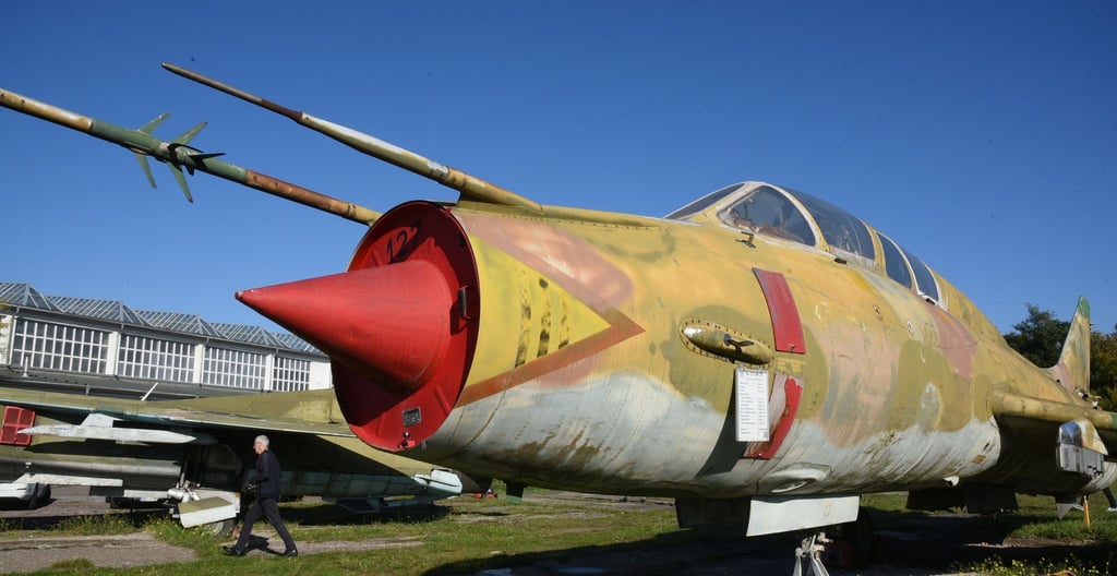 Auf dem Außengelände vom Technikmuseum "Hugo Junkers" steht ein ausgemustertes Übungskampfflugzeug.