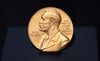 Die Literatur-Nobelpreis-Medaille, die dem deutschen Schriftsteller Günter Grass im Jahr 1999 verliehen wurde.