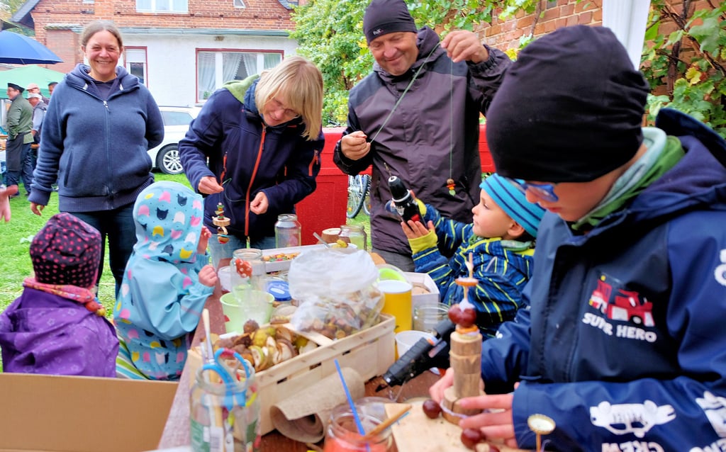 Peter (3. v. r.) und Petra Berger (links daneben) aus Kleindröben basteln mit Kindern herbstliche Dekorationen.