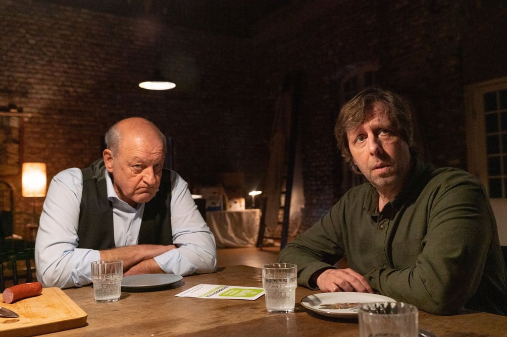 Wilsberg (Leonard Lansink, l) und Ekki (Oliver Korittke, r) an einem Tisch: Der Krimi aus Münster machte das Rennen um die beste Quote am Samstag.