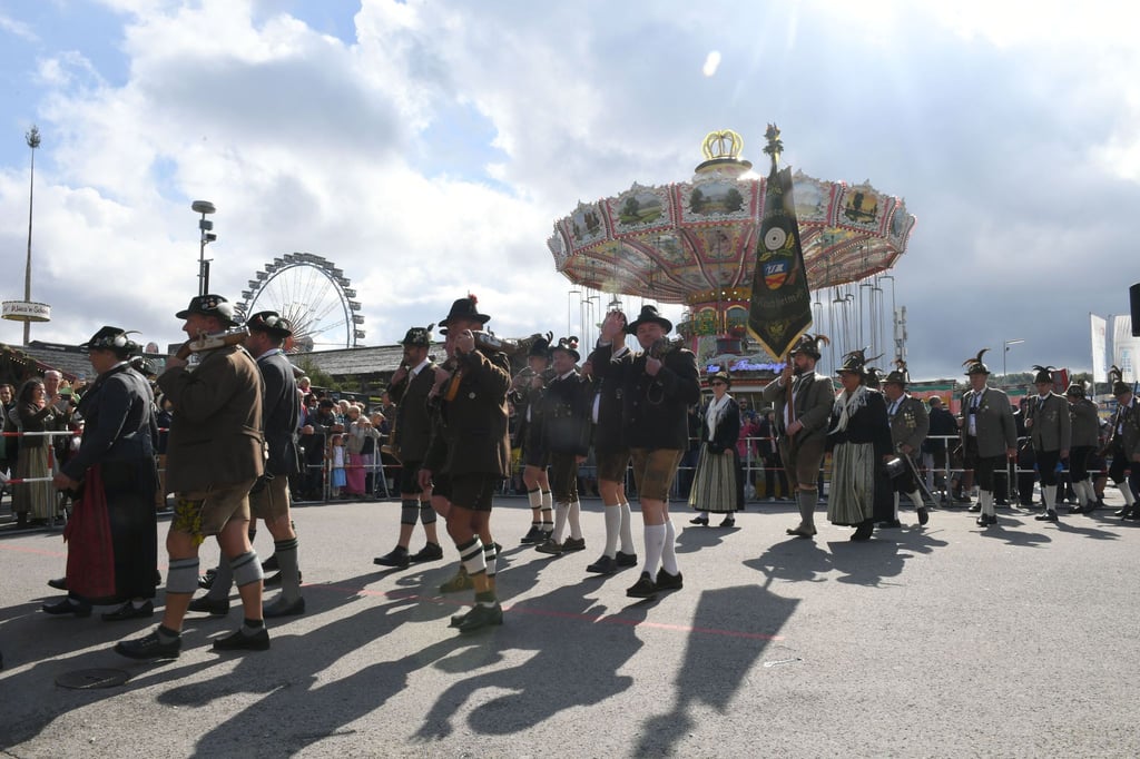 Böllerschützen verlassen den Platz unterhalb der Bavaria am letzten Tag des Oktroberfestes.