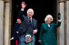 König Charles III. und Königsgemahlin Camilla beim Verlassen der Abbey im schottischen Dunfermline.