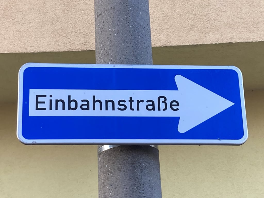 In Magdeburg gibt es eine Einbahnstraße, die ohne ein solches Einbahnstraßenschild auskommt.