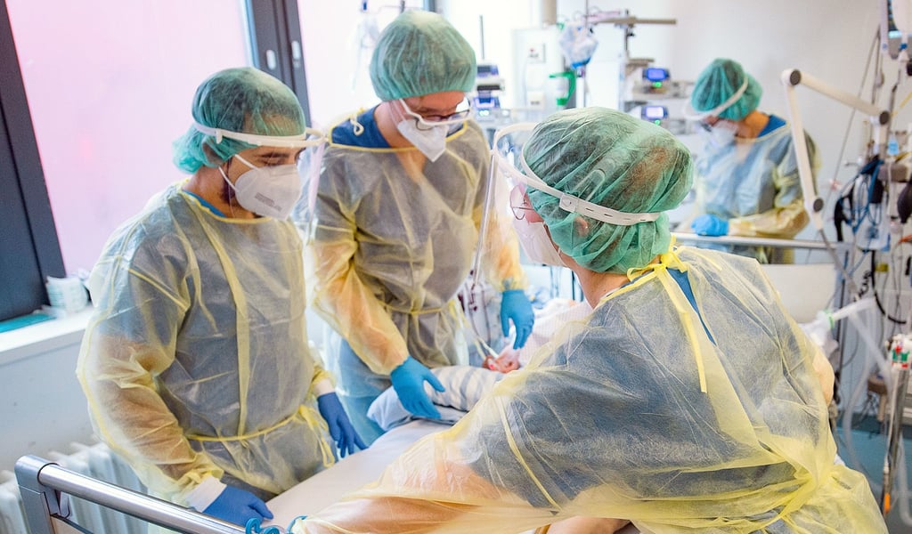 Für den Zutritt in Krankenhäusern und Pflegeeinrichtungen gelten bundesweit seit 1. Oktober einheitlich eine FFP2-Maskenpflicht und eine Testnachweispflicht.