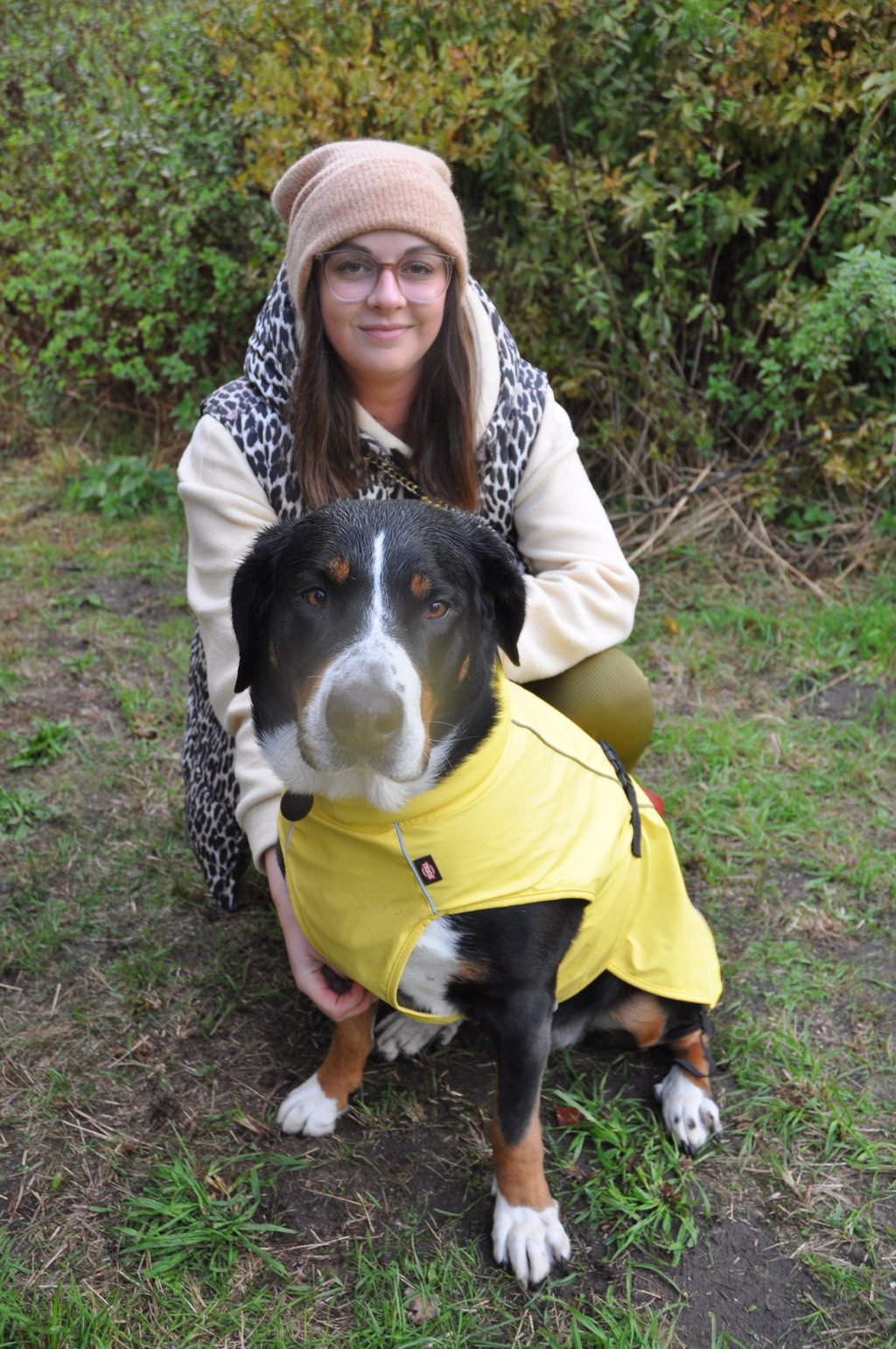 Lisa Straatmann hatte ihrer Lilli pasend zum Wetter eine gelbe Regenjacken angezogen.