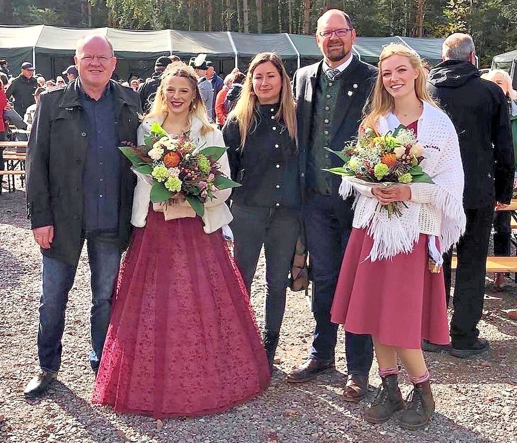 Heideköniginn und Prinzessin präsentieren sich gemeinsam mit Landrat Martin Stichnoth und Vorgänger Thomas Webel (links).