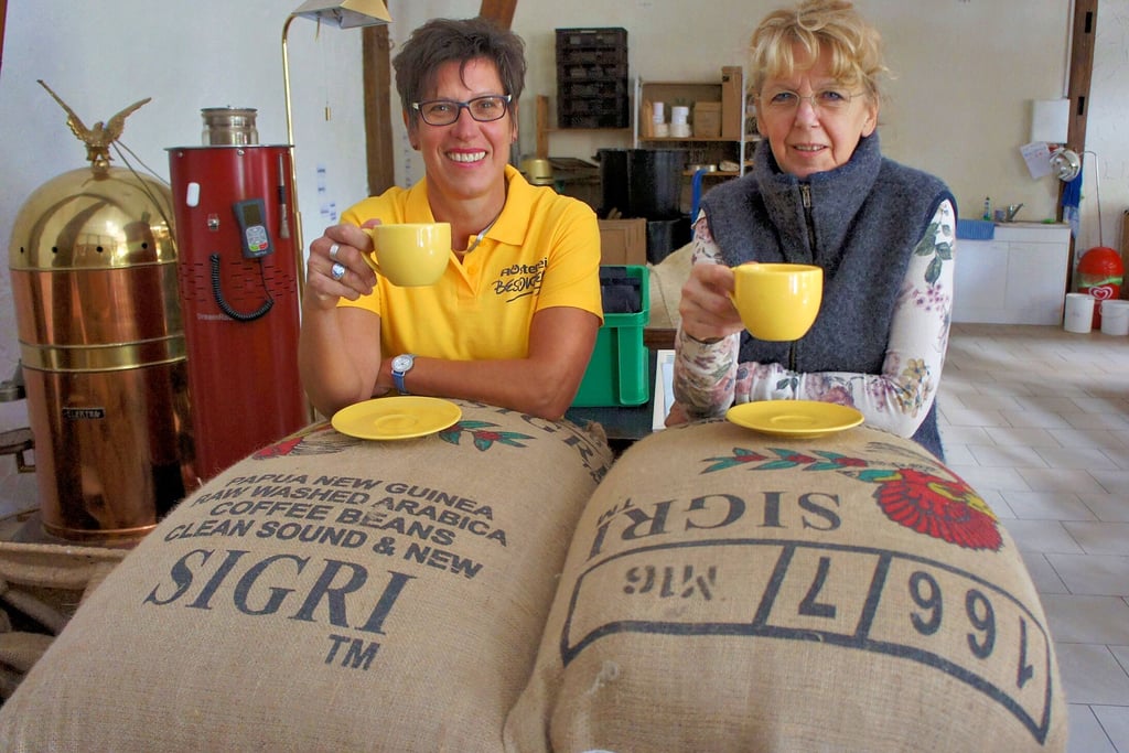 Sirka Heinemann von der Lebenshilfe Stendal (links) wurde von der erfahrenen Kaffeerösterin Marianne Kraßort umfangreich für die Übernahme der ehemaligen Kaffeekult-Rösterei in der Tangermünder Straße 4 vorbereitet.