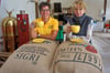 Sirka Heinemann von der Lebenshilfe Stendal (links) wurde von der erfahrenen Kaffeerösterin Marianne Kraßort umfangreich für die Übernahme der ehemaligen Kaffeekult-Rösterei in der Tangermünder Straße 4 vorbereitet. 
